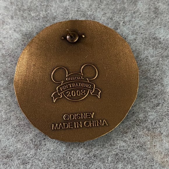 Disneyland Pirates of the Caribbean Skull Medallion Coin Pin (2011) - Picture 2 of 5